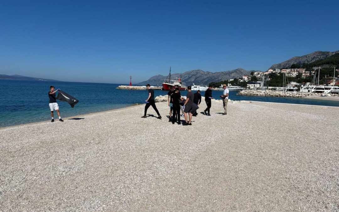 Čišćenje plaže u Baškoj Vodi