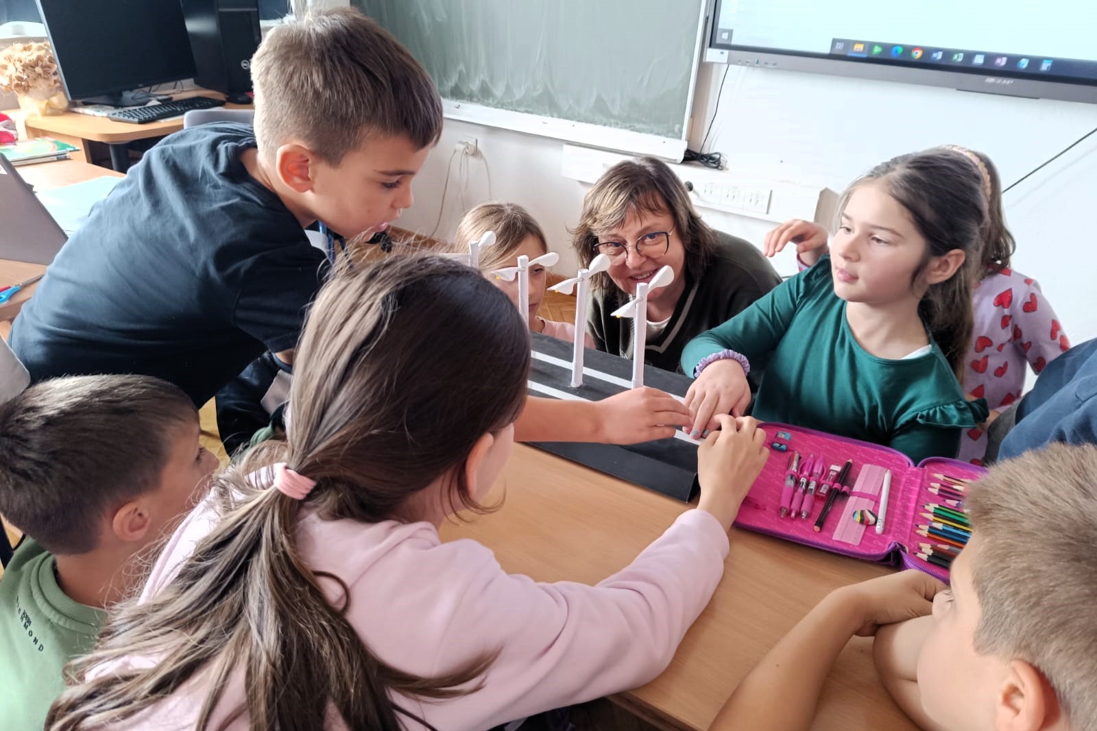 Učenici testiraju uključivanje ulične rasvjete pomoću senzora svjetla